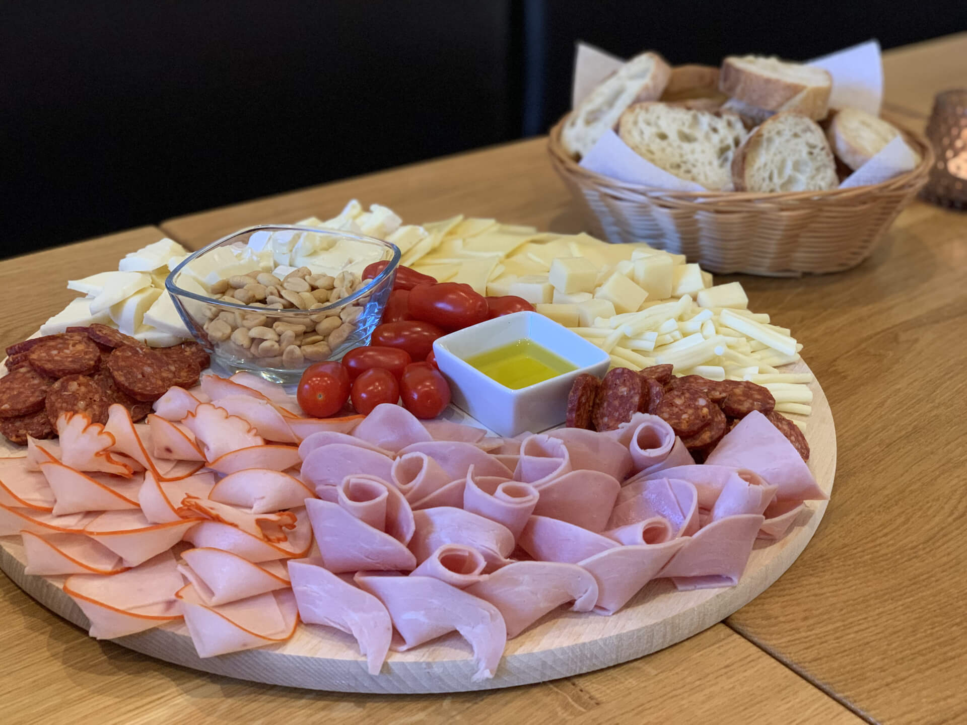 Slané sýrové prkénko s vínem, i to je Café Cassis